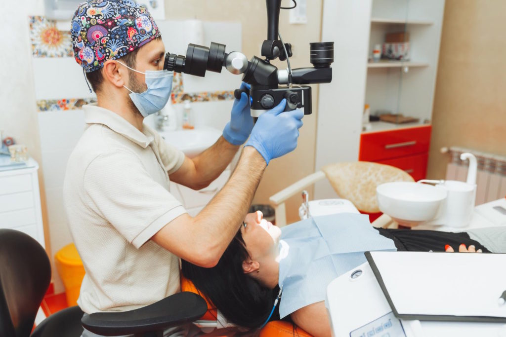 Mikroskopowa stomatologia to dziedzina stomatologii, która korzysta z mikroskopu do leczenia pacjentów
