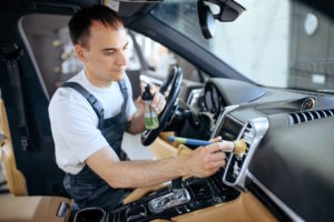 Detailing samochodu to proces czyszczenia, konserwacji i pielęgnacji pojazdu, którego celem jest zachowanie jego wartości i wyglądu na długi czas