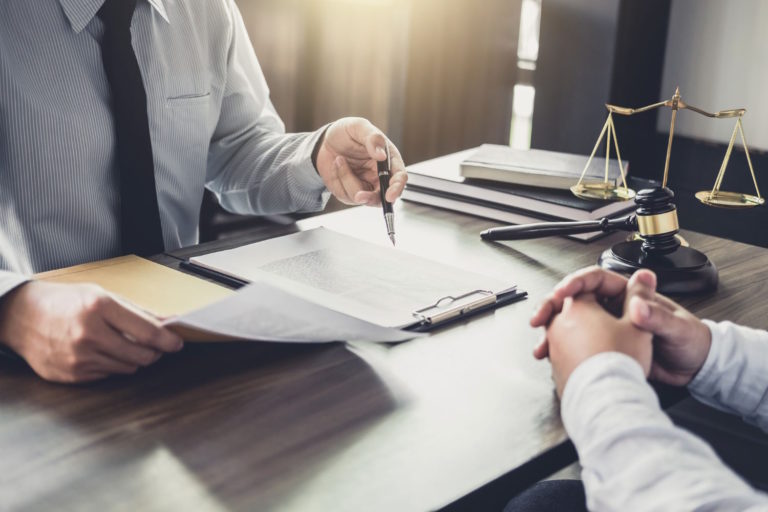 Jak wybrać najlepsze ubezpieczenie dla radcy prawnego – poradnik i wskazówki
