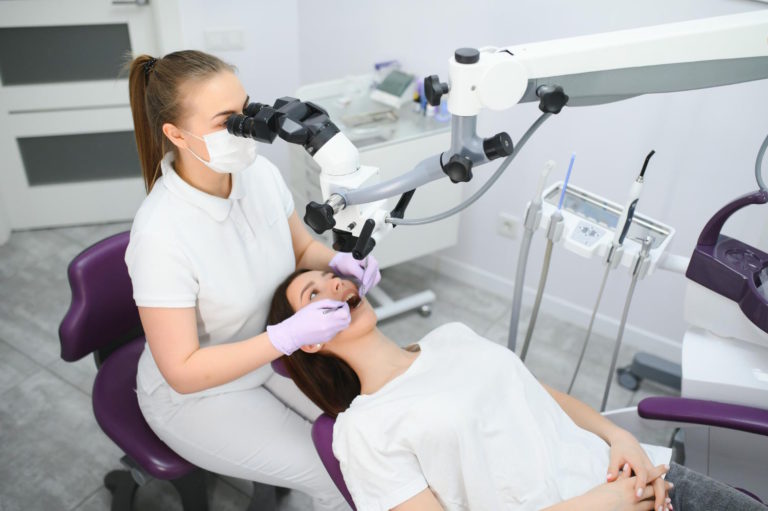 Leczenie zębów pod mikroskopem – nowoczesna stomatologia w Poznaniu
