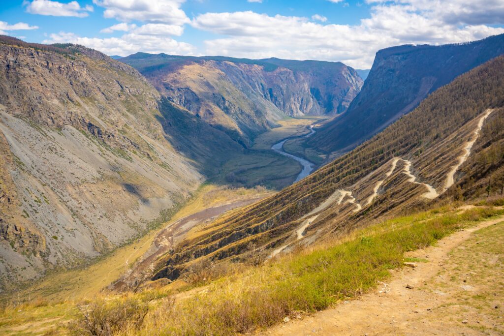 Wędrowanie po górach to nie tylko sposób na aktywne spędzanie wolnego czasu, ale również okazja do podziwiania niezwykłych krajobrazów i zbliżenia się do natury