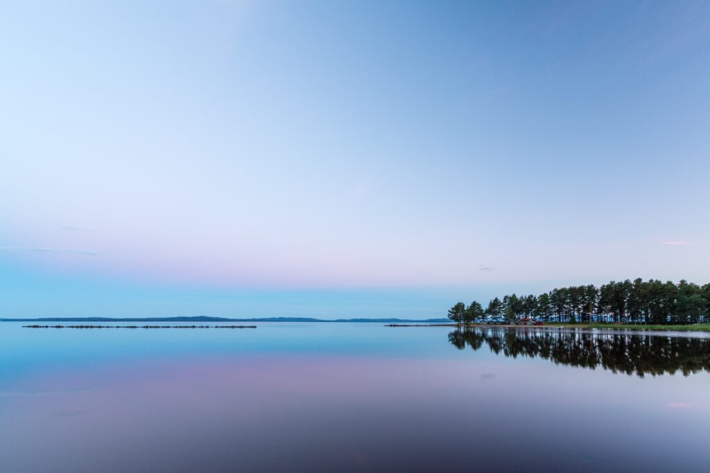Mazury, znane jako Kraina Tysiąca Jezior, od dawna przyciągają zarówno turystów, jak i inwestorów nieruchomości