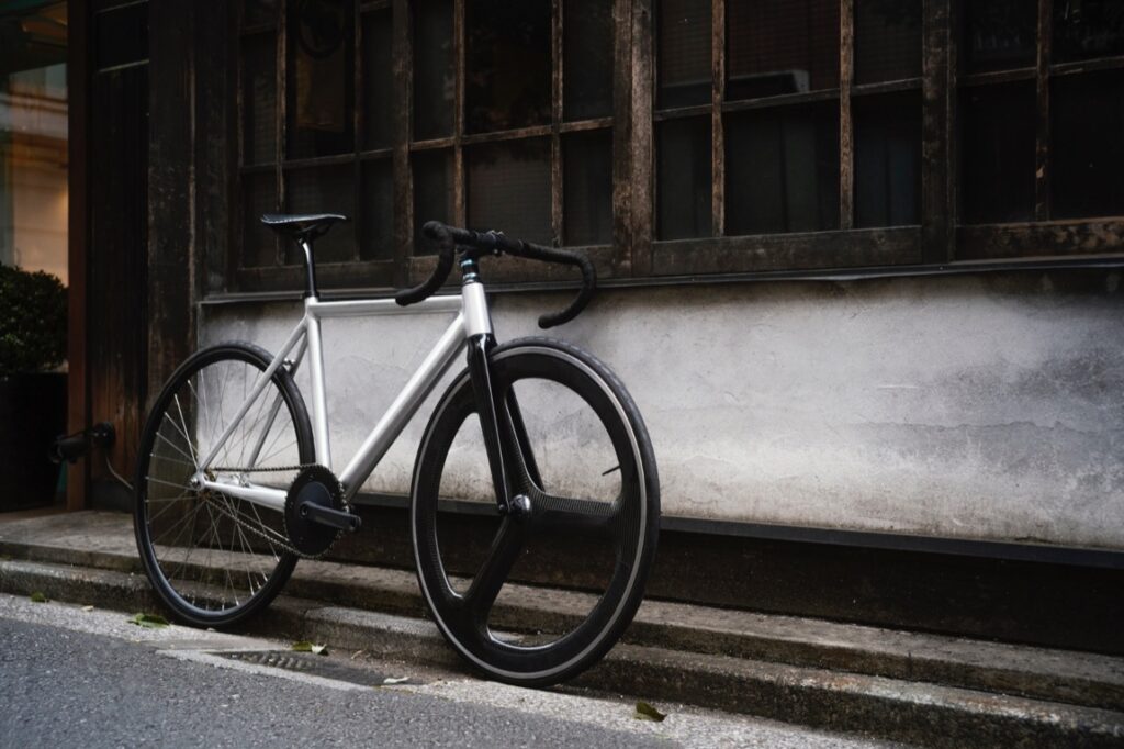 Ubezpieczenie rowerowe jest często pomijane przez wielu cyklistów, którzy uważają je za zbędny wydatek.