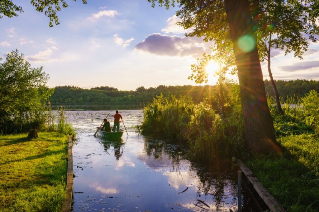 Region Mazur, znany ze swojej niezrównanej przyrody i krystalicznie czystych jezior, od lat przyciąga turystów, którzy w tych malowniczych krajobrazach szukają zarówno odpoczynku, jak i możliwości inwestycyjnych