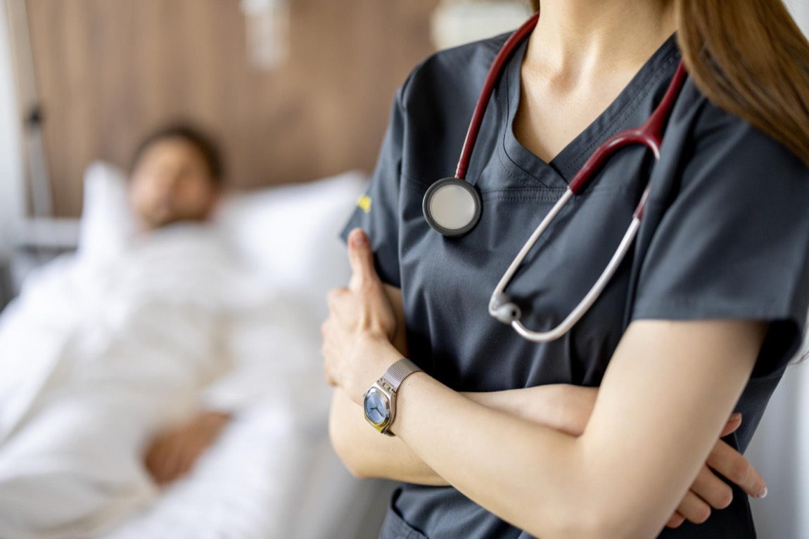 Ubezpieczenia zdrowotne i neurologia: wszechstronne spojrzenie na niedobory personelu