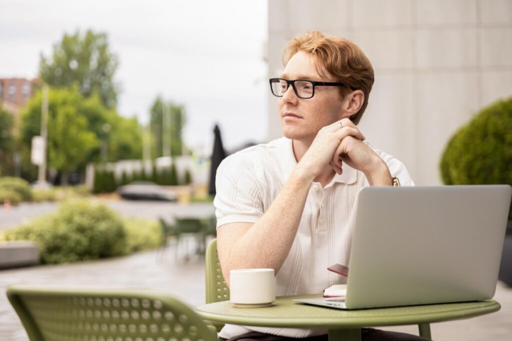 Okulary korekcyjne nie są już tylko narzędziem poprawiającym ostrość widzenia; stały się one integralną częścią wizerunku współczesnego mężczyzny