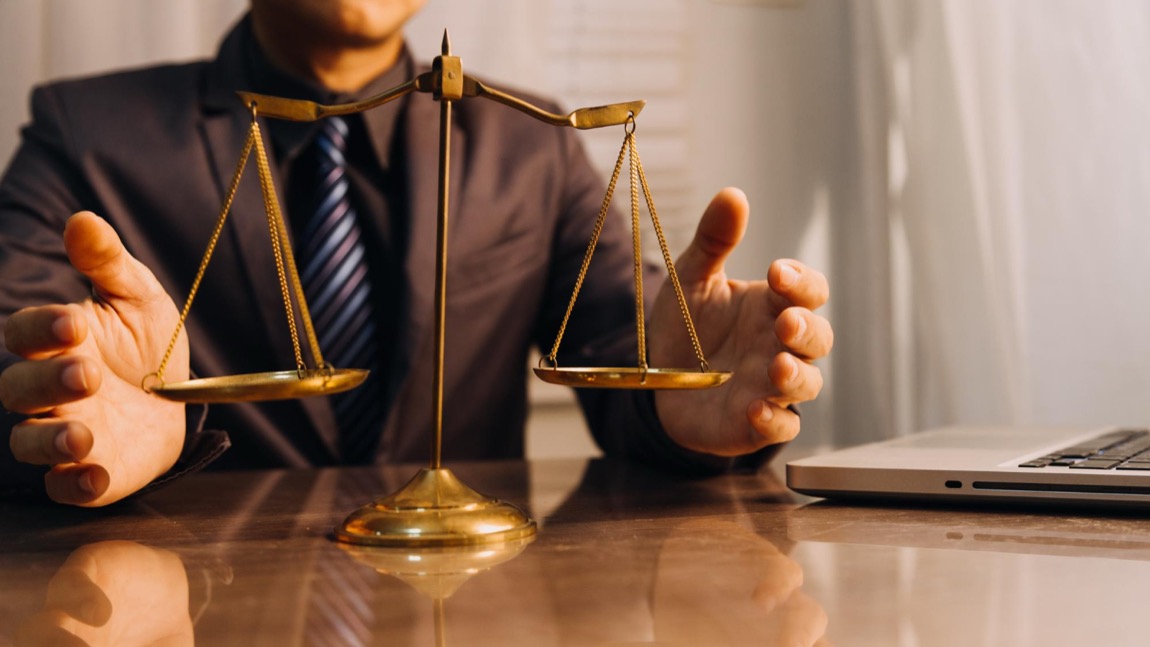 Od kancelarii do sądu: Jak ubezpieczenie OC wpływa na karierę radcy prawnego?