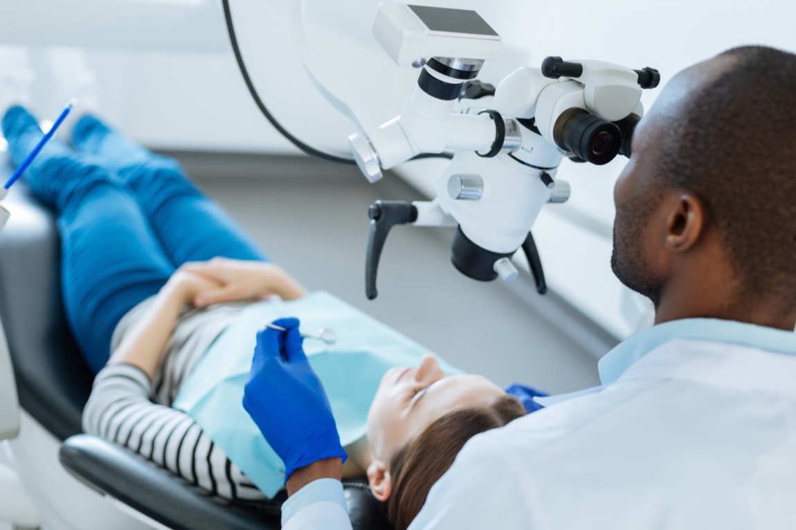 Mikroskop w służbie stomatologii: Jak leczenie kanałowe ratuje zęby przed usunięciem? Mikroskop w służbie stomatologii: Jak leczenie kanałowe ratuje zęby przed usunięciem?